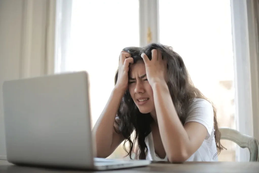 Mulher estressada no trabalho