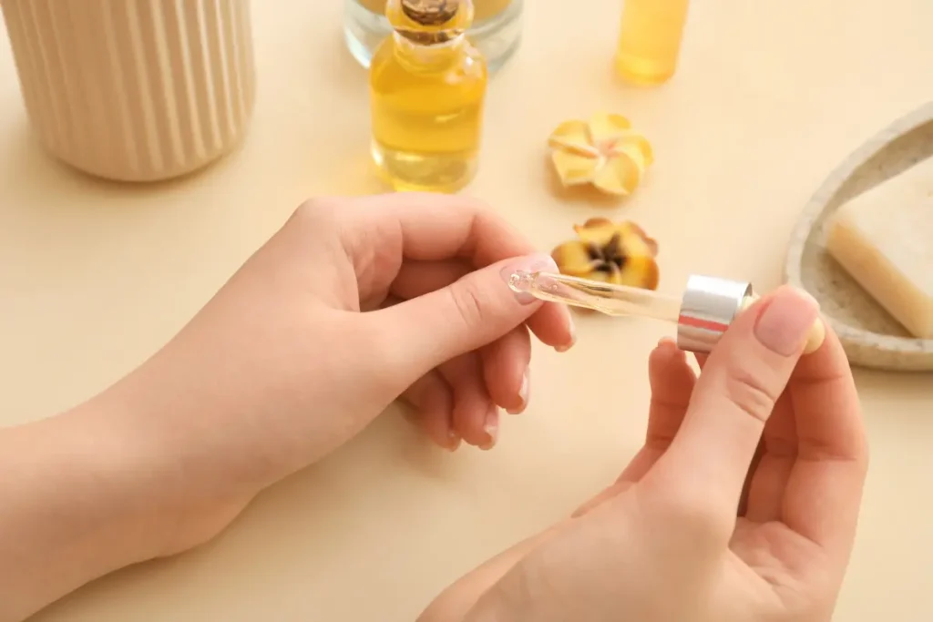 Mulher hidratando suas unhas