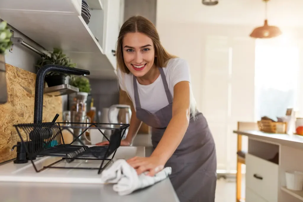 Mulher limpando a casa sem luvas