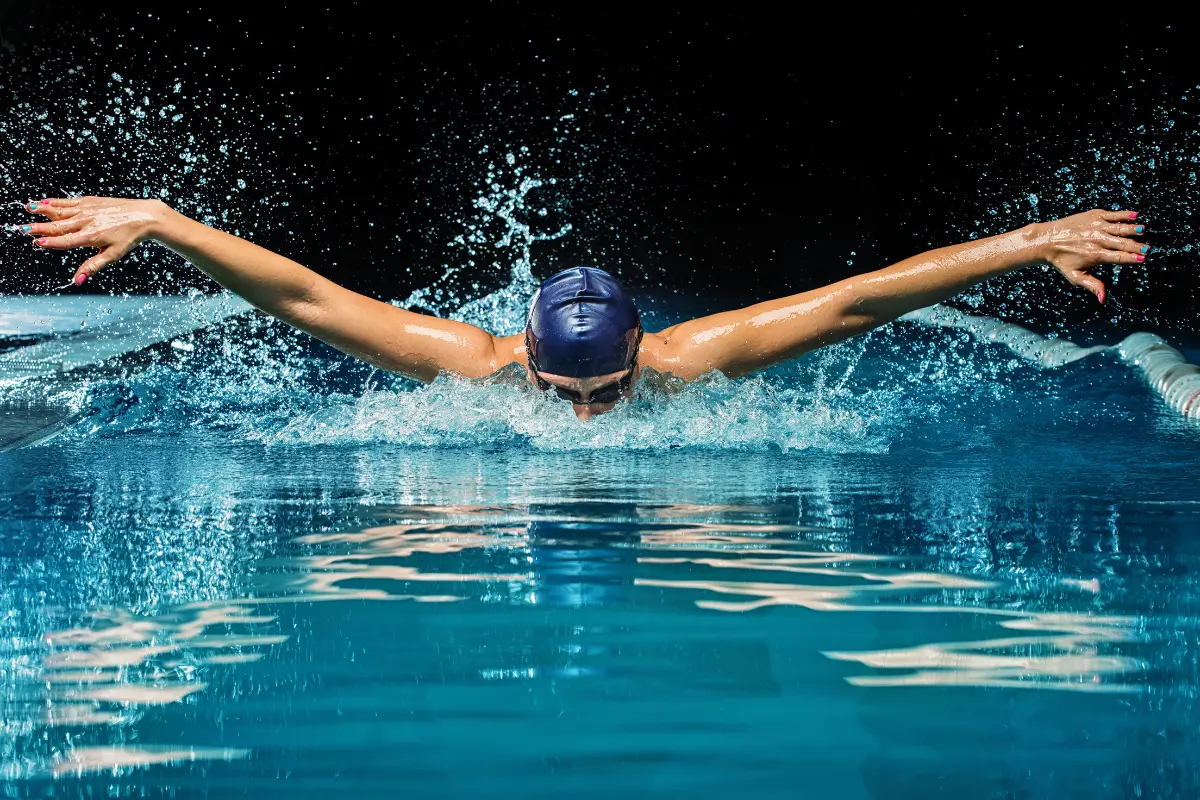 Natação 7 Motivos Pelos Quais se Deve Praticar esse Esporte - Mulher nadando na piscina