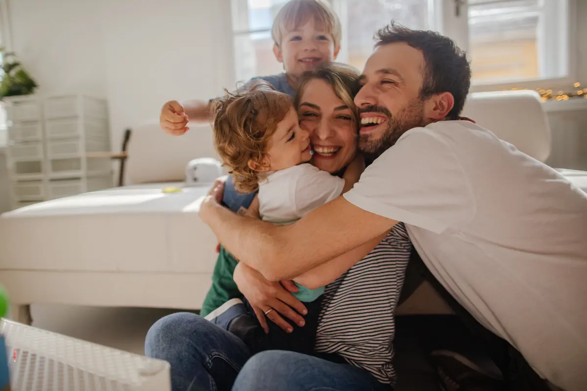 O Poder do Abraço 7 Benefícios do Contato Físico Para o Bem-estar - Pais e filhos se abraçando