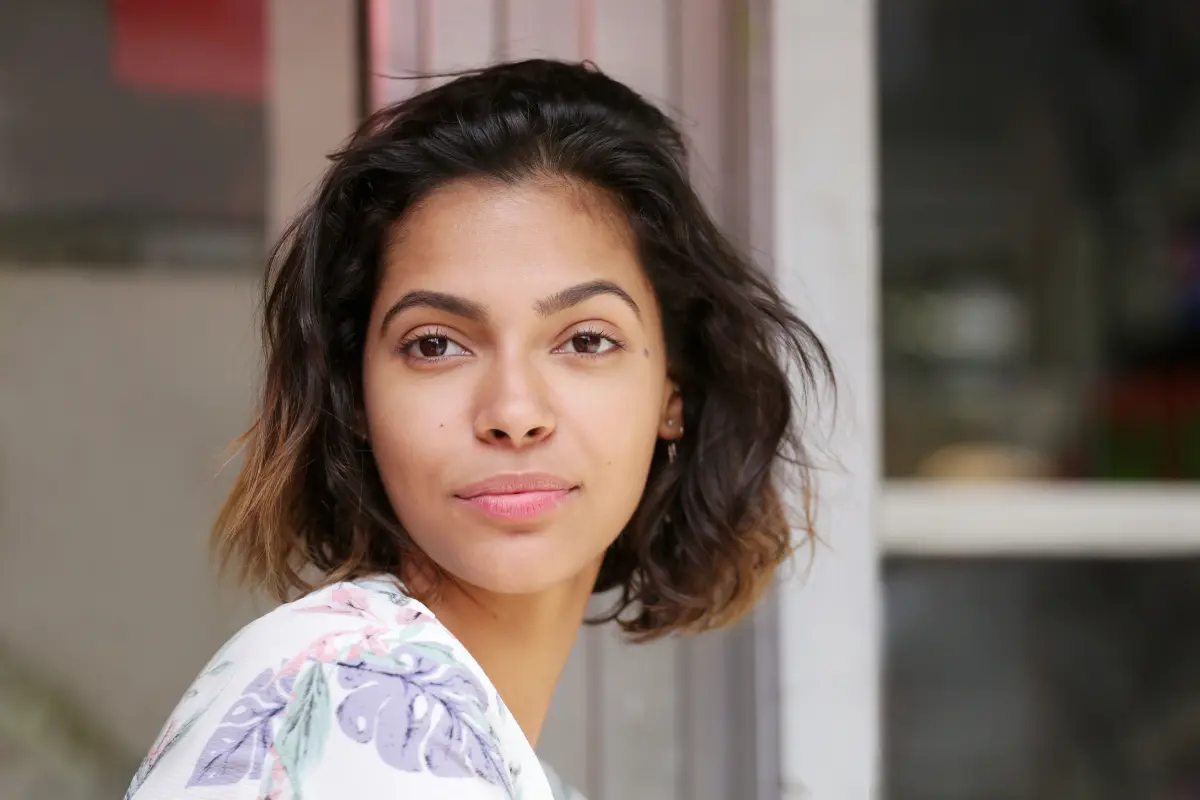 Seu Cabelo Não Cresce Veja 7 Possíveis Causas - Jovem com cabelo na altura do ombro