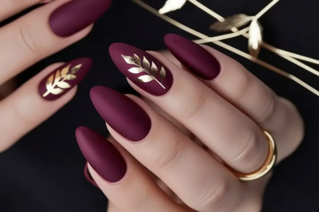 Unhas cor de vinho e dourado