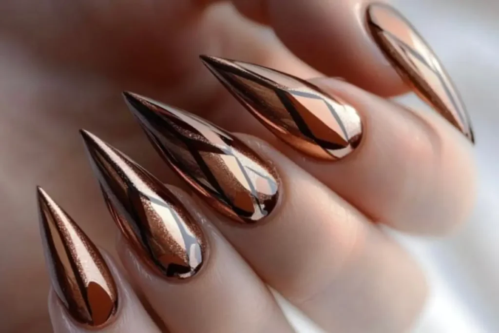 Unhas metalizadas em tons terrosos
