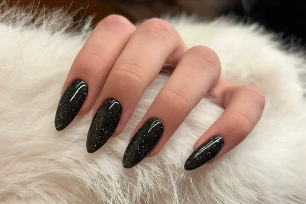 Unhas pretas com glitter