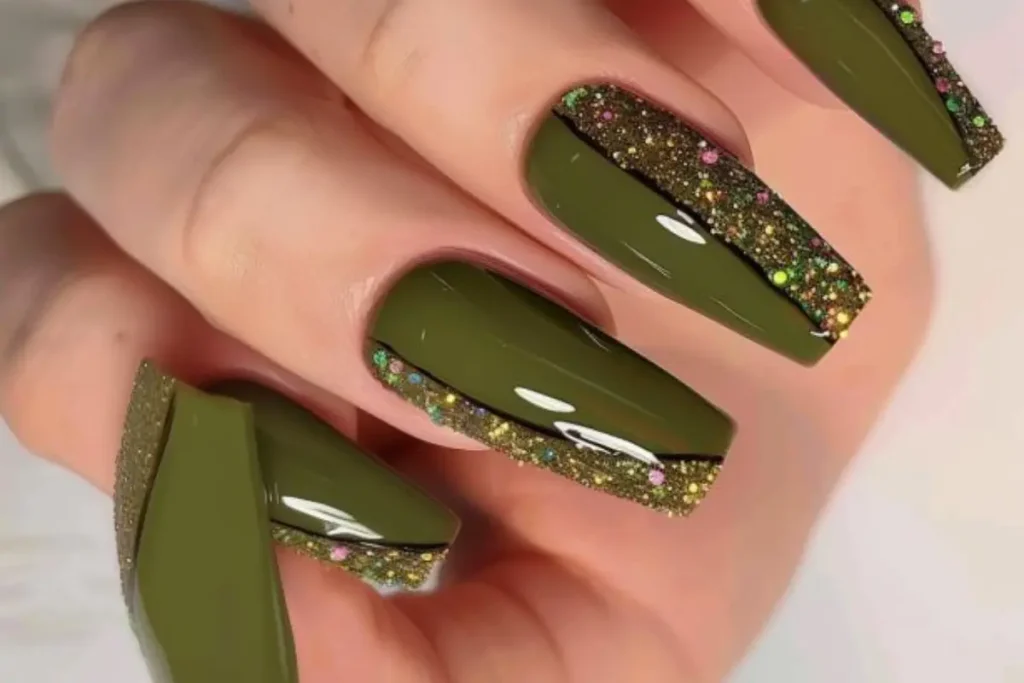Unhas verde decoradas com glitter