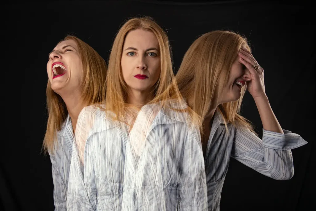 6 Dicas de Ouro para Desenvolver Sua Inteligência Emocional no Dia a Dia - Uma mulher com três expressões de rosto diferentes