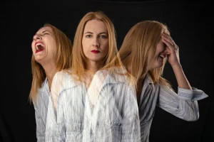 6 Dicas de Ouro para Desenvolver Sua Inteligência Emocional no Dia a Dia - Uma mulher com três expressões de rosto diferentes