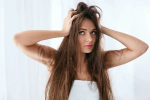 Cabelos Secos 6 Dicas Para Devolver a Vida dos Seus Fios - Mulher com cabelo danificado