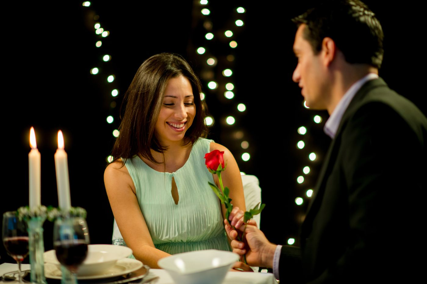 Casal de namorados num jantar a luz de velas