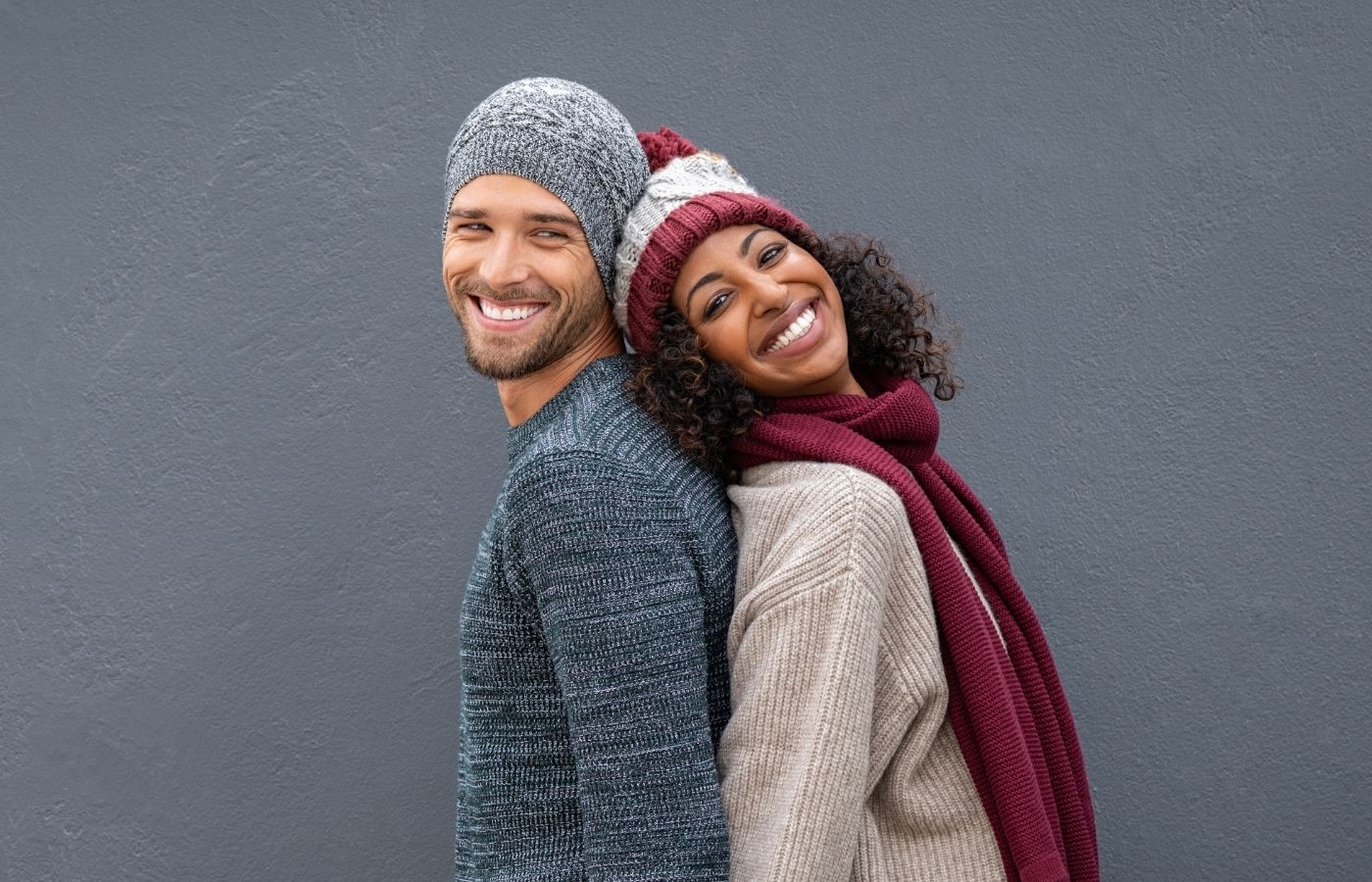 Casal usando toucas para se proteger do frio