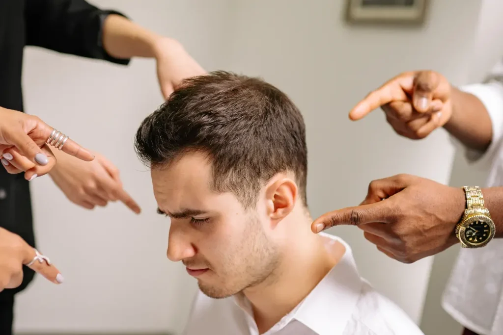 Homem com dedos apontados para ele
