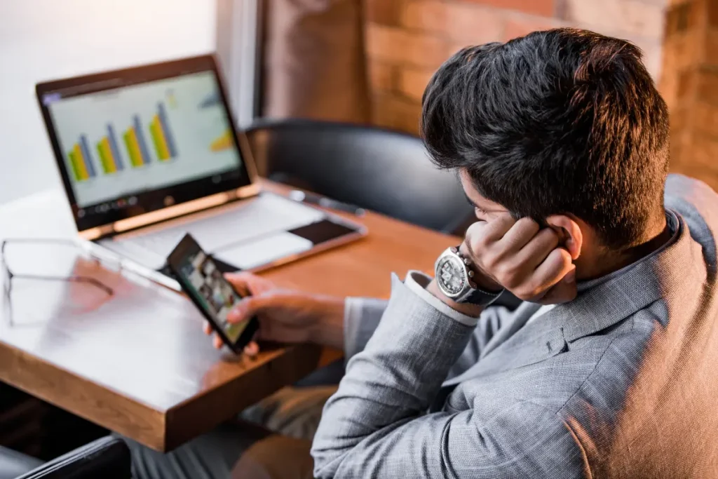 Homem procrastinando no horário de trabalho