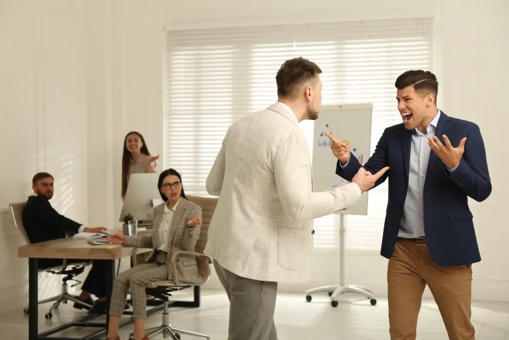 Homens brigando no ambiente de trabalho