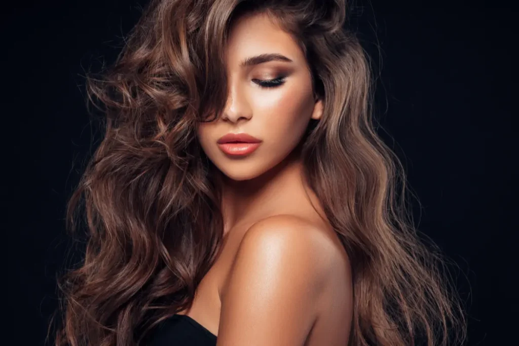 Jovem com cabelo ondulado