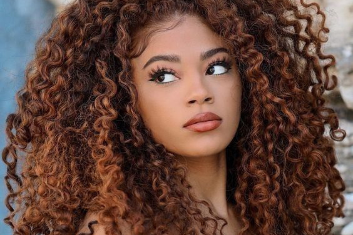 Jovem de cabelo cacheado