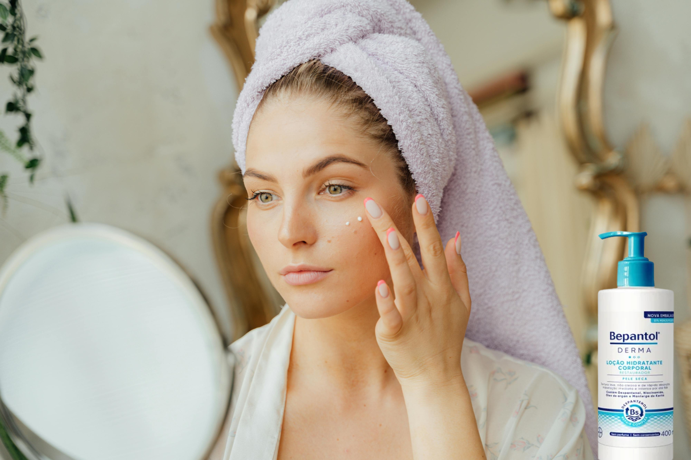 Jovem passando hidratante no rosto