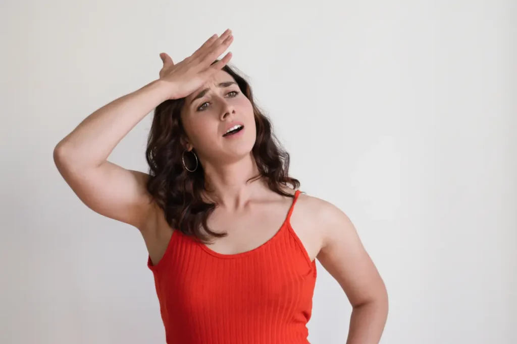 Mulher com a mão na testa