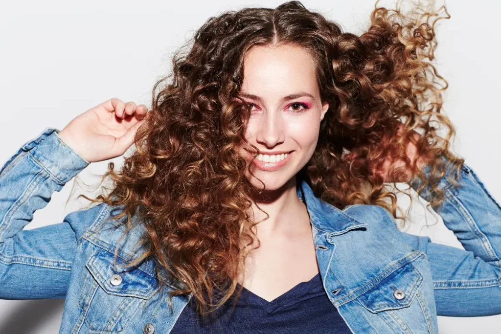 Mulher com cabelo cacheado