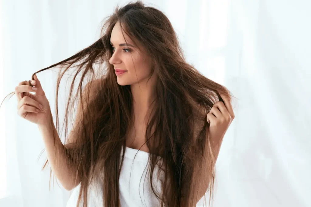 Mulher com cabelo danificado