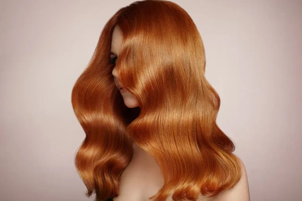Mulher com cabelo ruivo ondulado