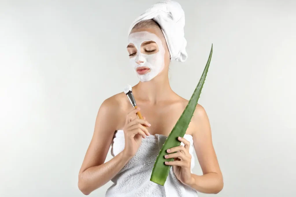Mulher com máscara facial com babosa