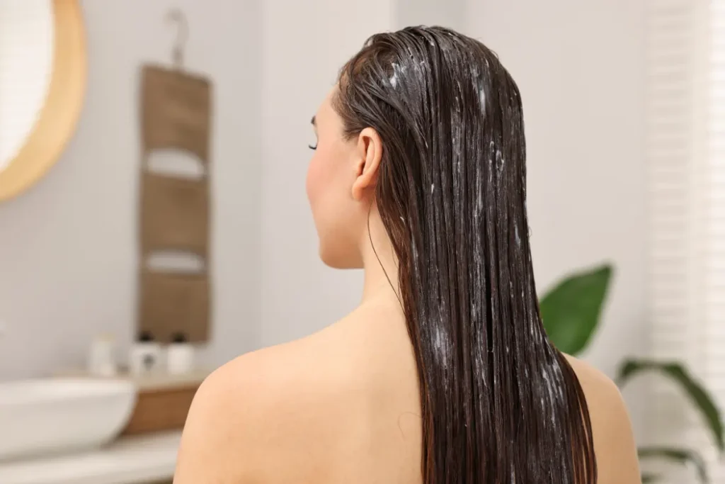 Mulher fazendo hidratação caseira no cabelo