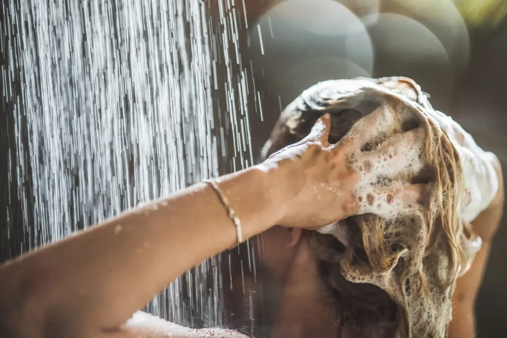 Mulher lavando o cabelo