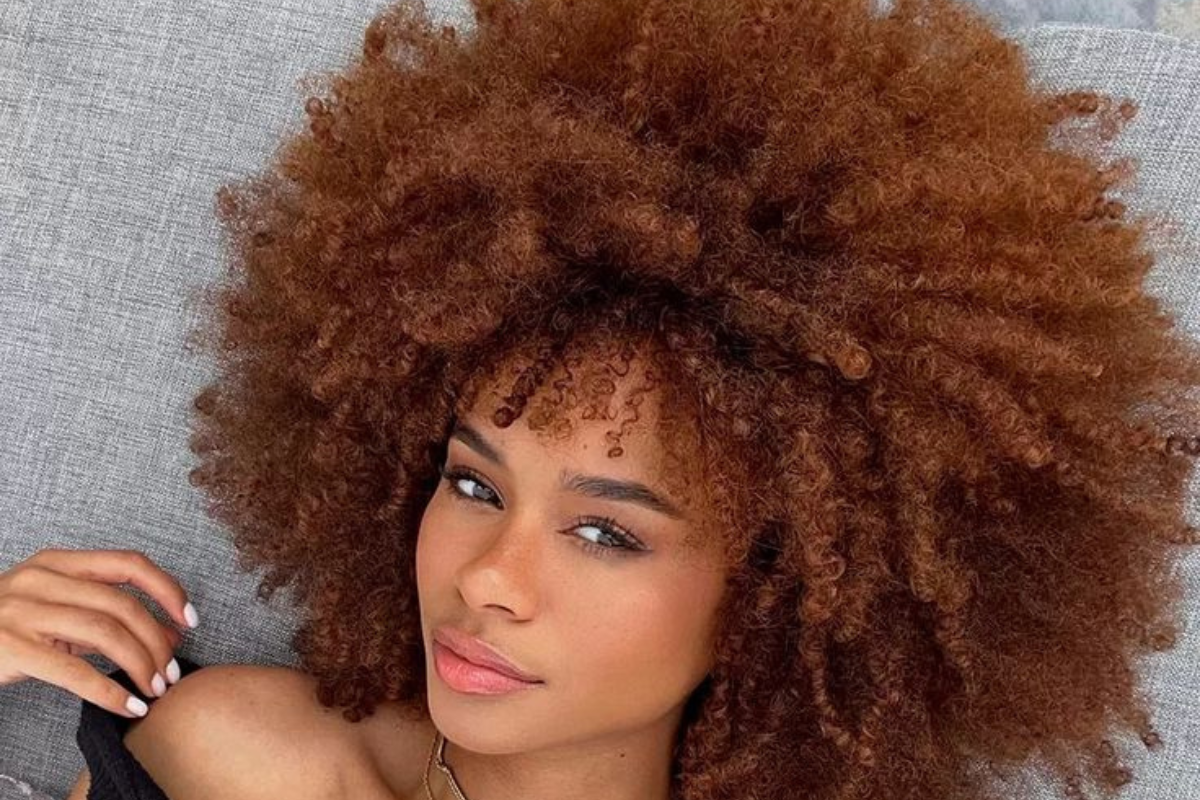 Mulher negra com cabelo crespo