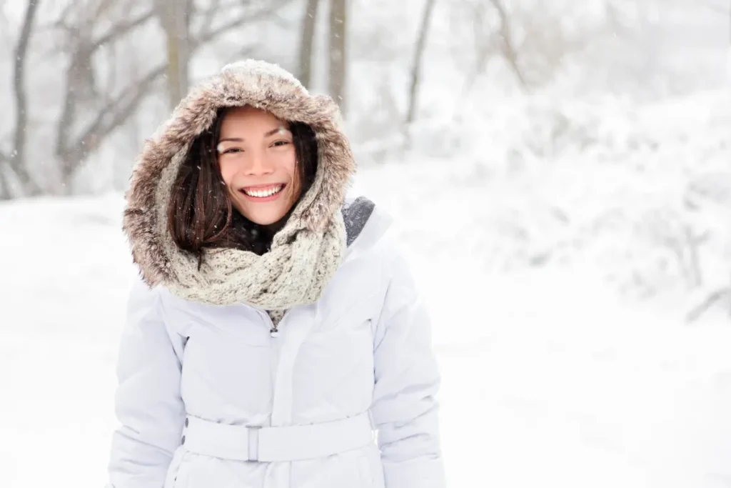 Mulher num ambiente com neve
