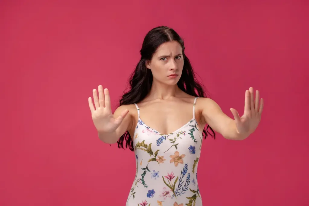 Mulher sinalizando com as mãos para parar