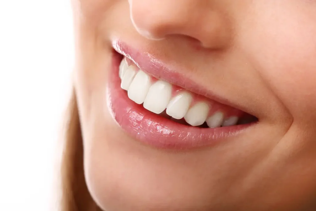 Mulher sorrindo com dentes bonitos