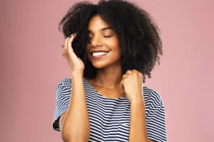 Produtos Naturais 6 Maneiras de Estimular o Crescimento Capilar sem Química - Mulher com cabelo crespo