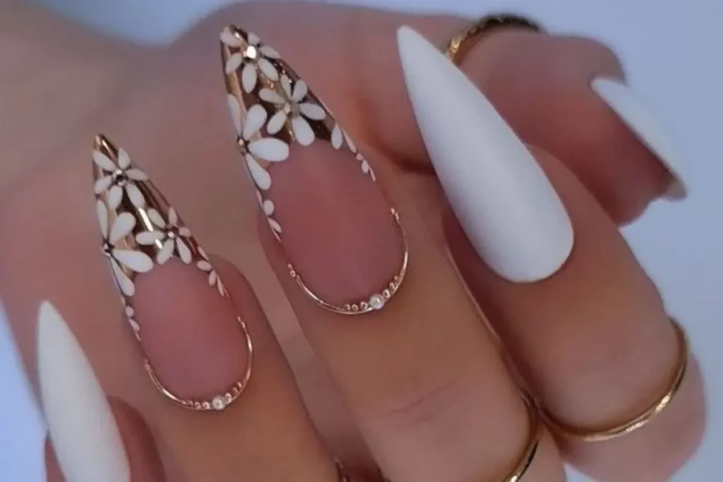 Unha francesinha com duas pontas dourada com estampa floral