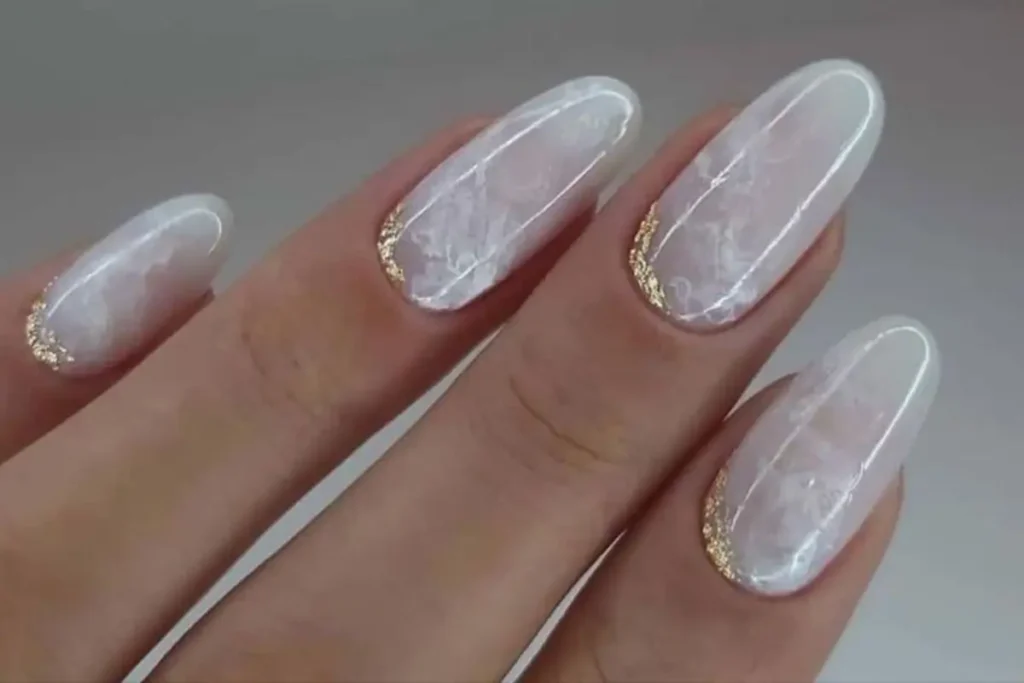 Unhas brancas decoradas com efeito marmorizado