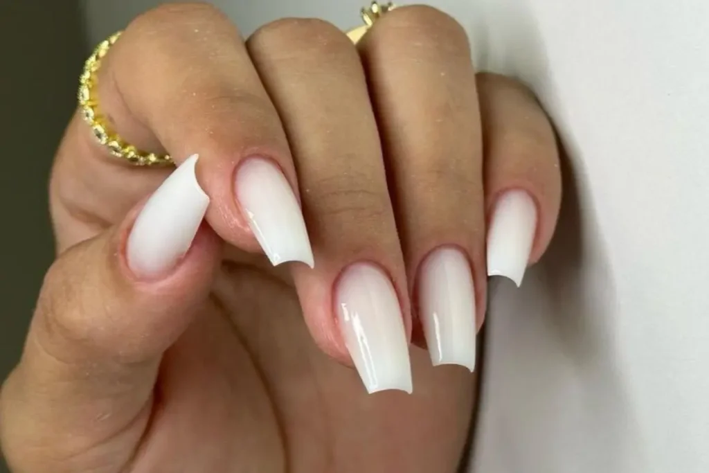 Unhas branco leitoso