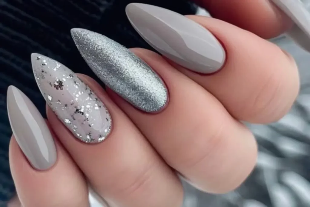 Unhas cinza claro decoradas