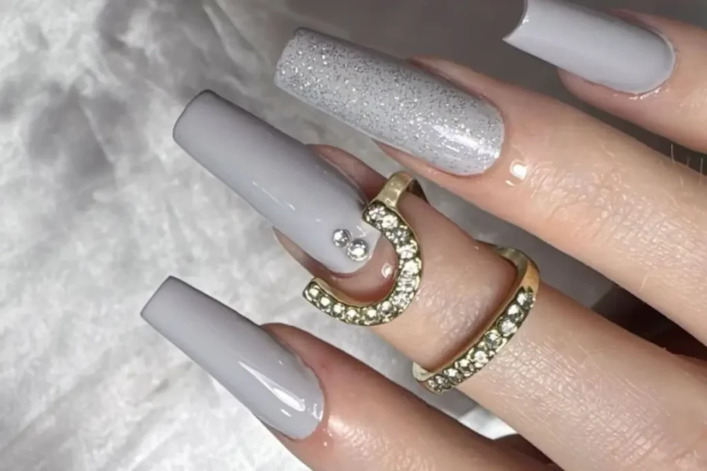 Unhas cinza decoradas