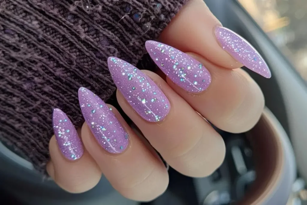 Unhas com glitter lilás