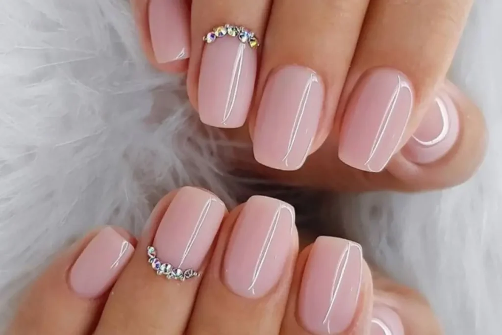 Unhas cor de rosa claro decoradas