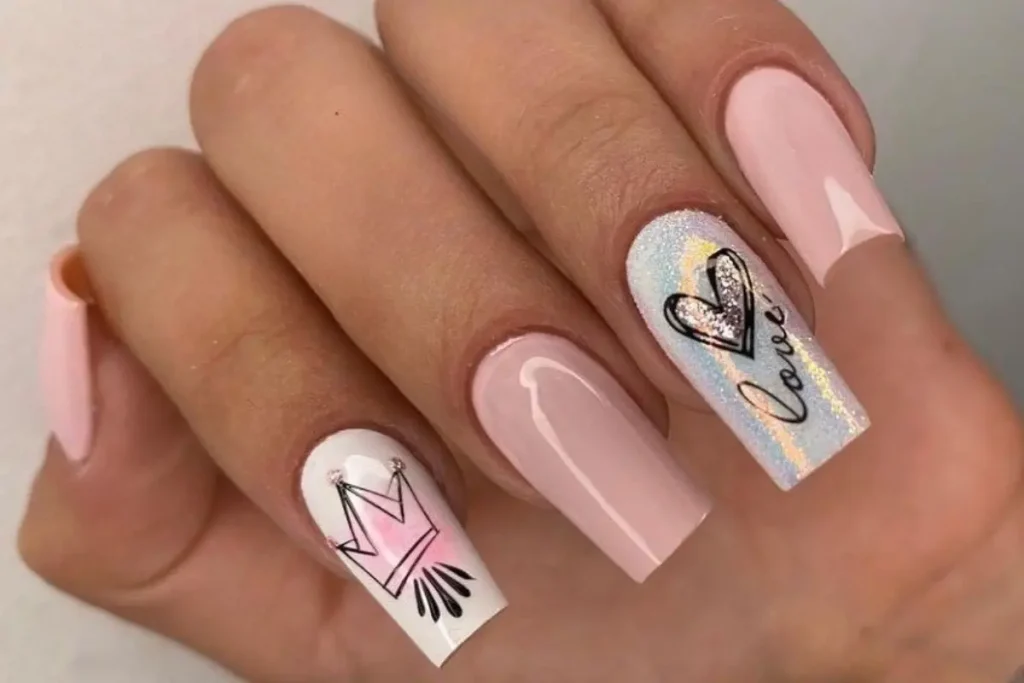 Unhas cor de rosa com branco escrito love