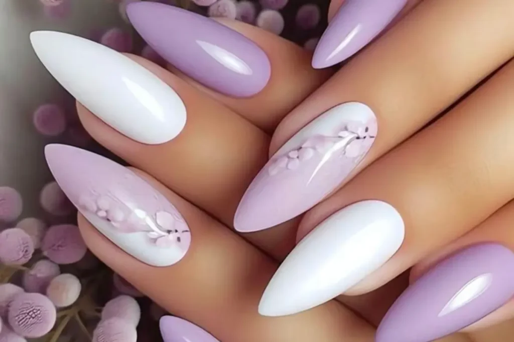 Unhas lilás com branco