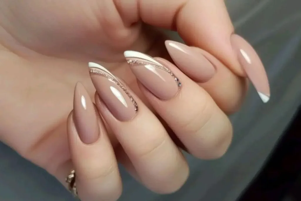 Unhas nude com branco decoradas com glitter