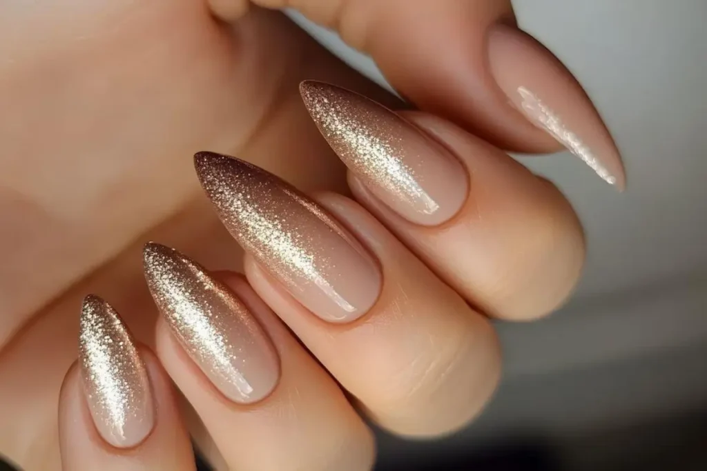 Unhas ombré nude e marrom com glitter