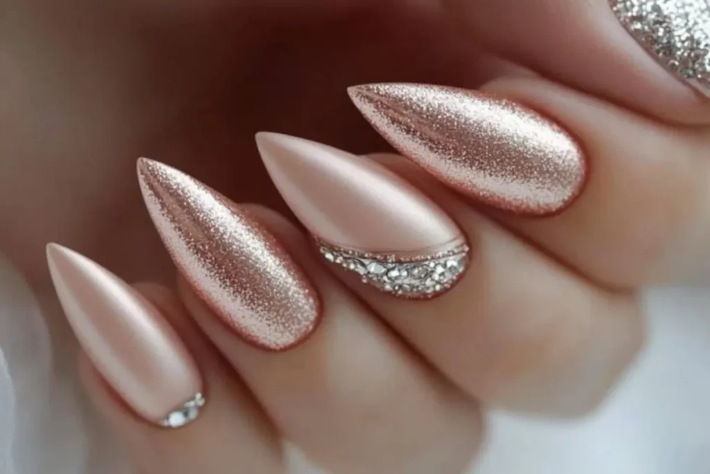 Unhas rosé decoradas com glitter e pedrarias