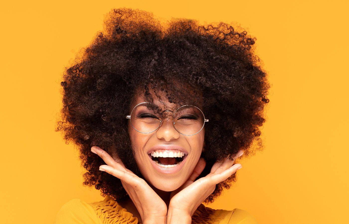 6 Hábitos Saudáveis que Transformam Sua Autoestima e Seu Corpo - Mulher sorrindo