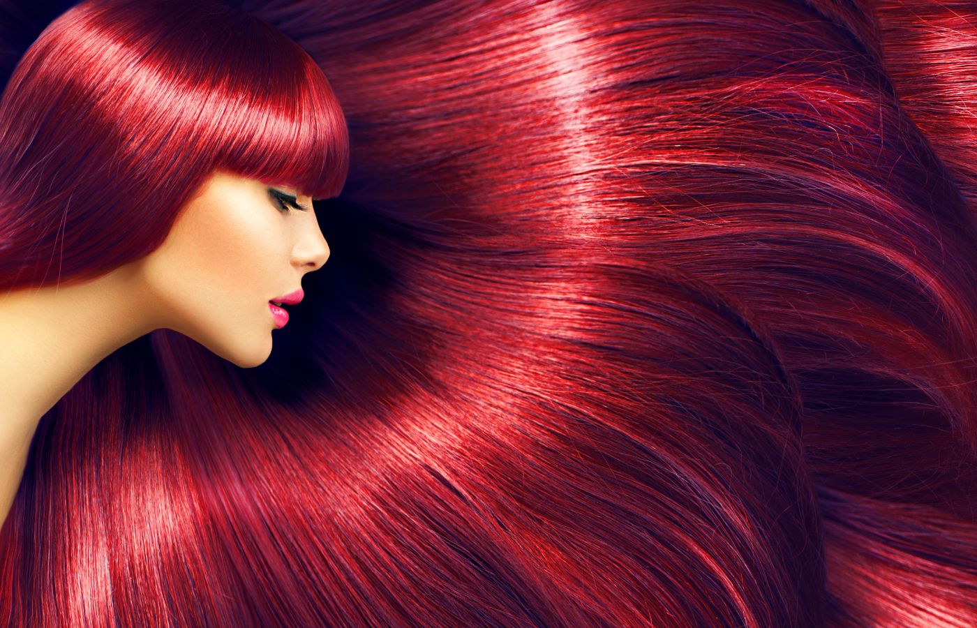 6 Motivos Para Apostar na Cauterização Capilar Ainda Hoje - Mulher com cabelo vermelho e liso