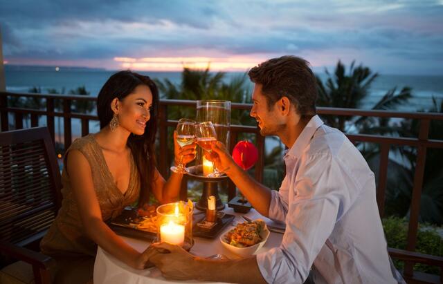 7 Nomes de Perfume Masculino Para Dar de Presente no Dia dos Namorados - Casal em um jantar romântico