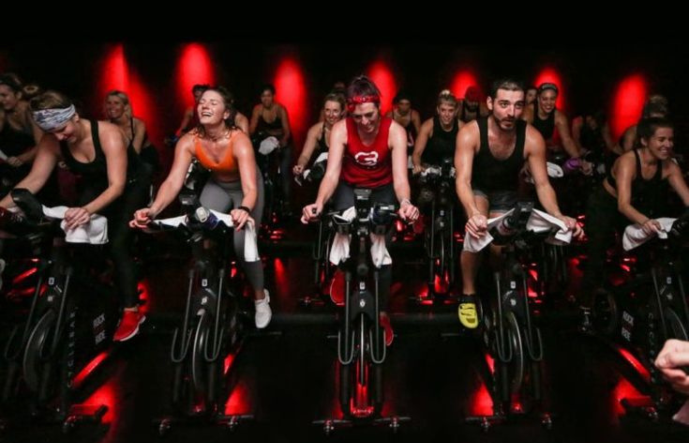 Bike Spinning 7 Benefícios Surpreendentes Para o Corpo e a Mente - Grupo de pessoas numa aula de bike spinning