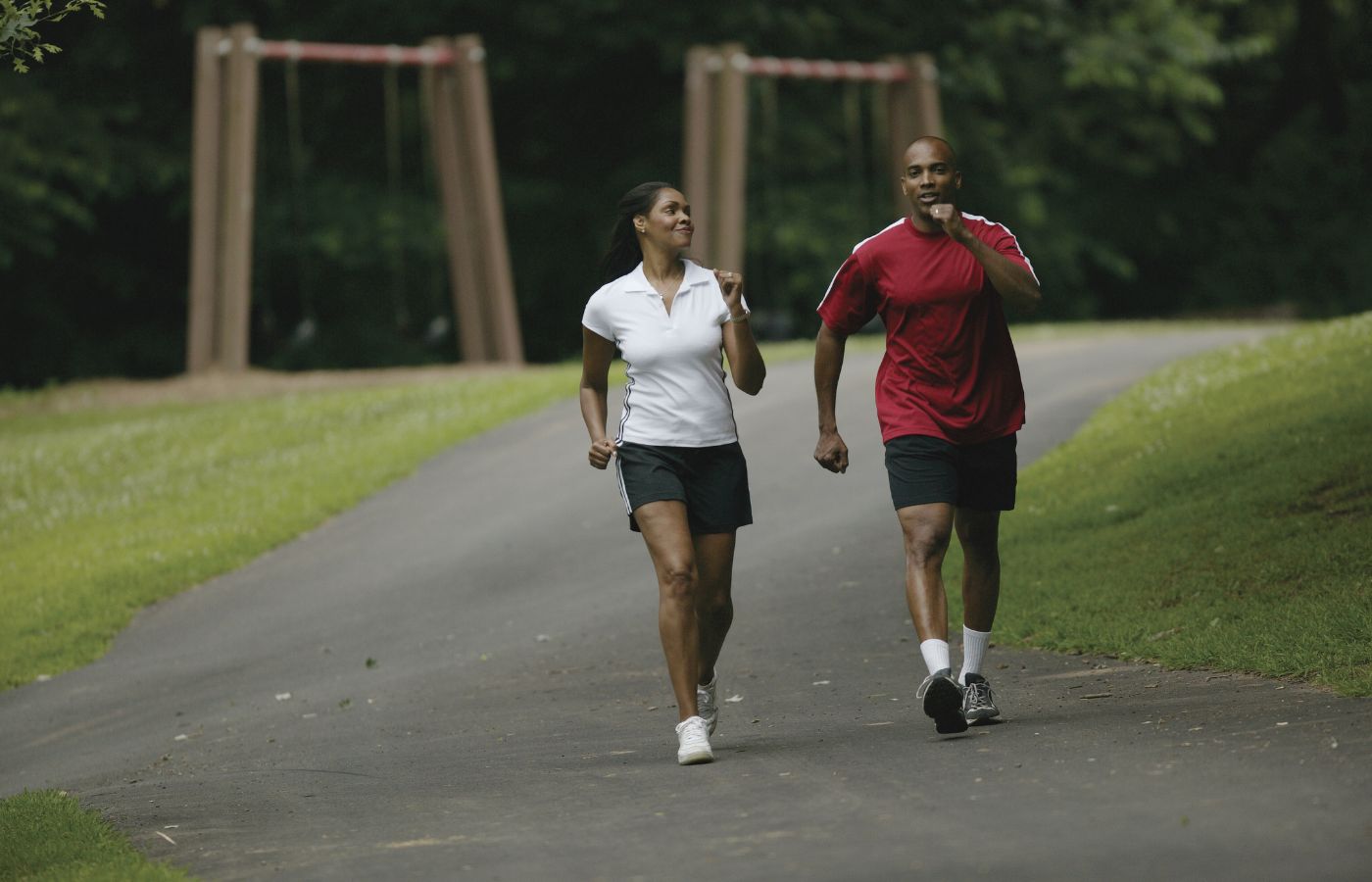 Casal correndo num parque